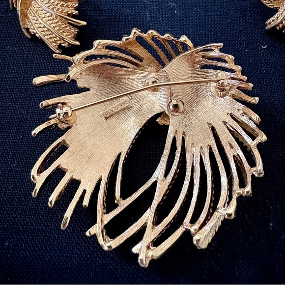 Vintage Monet ‘Mirador’ Demi Parure Gold Brooch and Clip-On Earring Set Marked - Picture 5 of 9